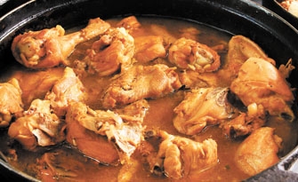 O frango ao molho é um típico prato caipira que pode sempre ser degustado no restaurante